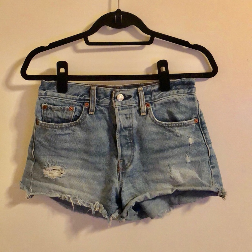 Levi’s high waisted wedgie fit shorts. Size 27